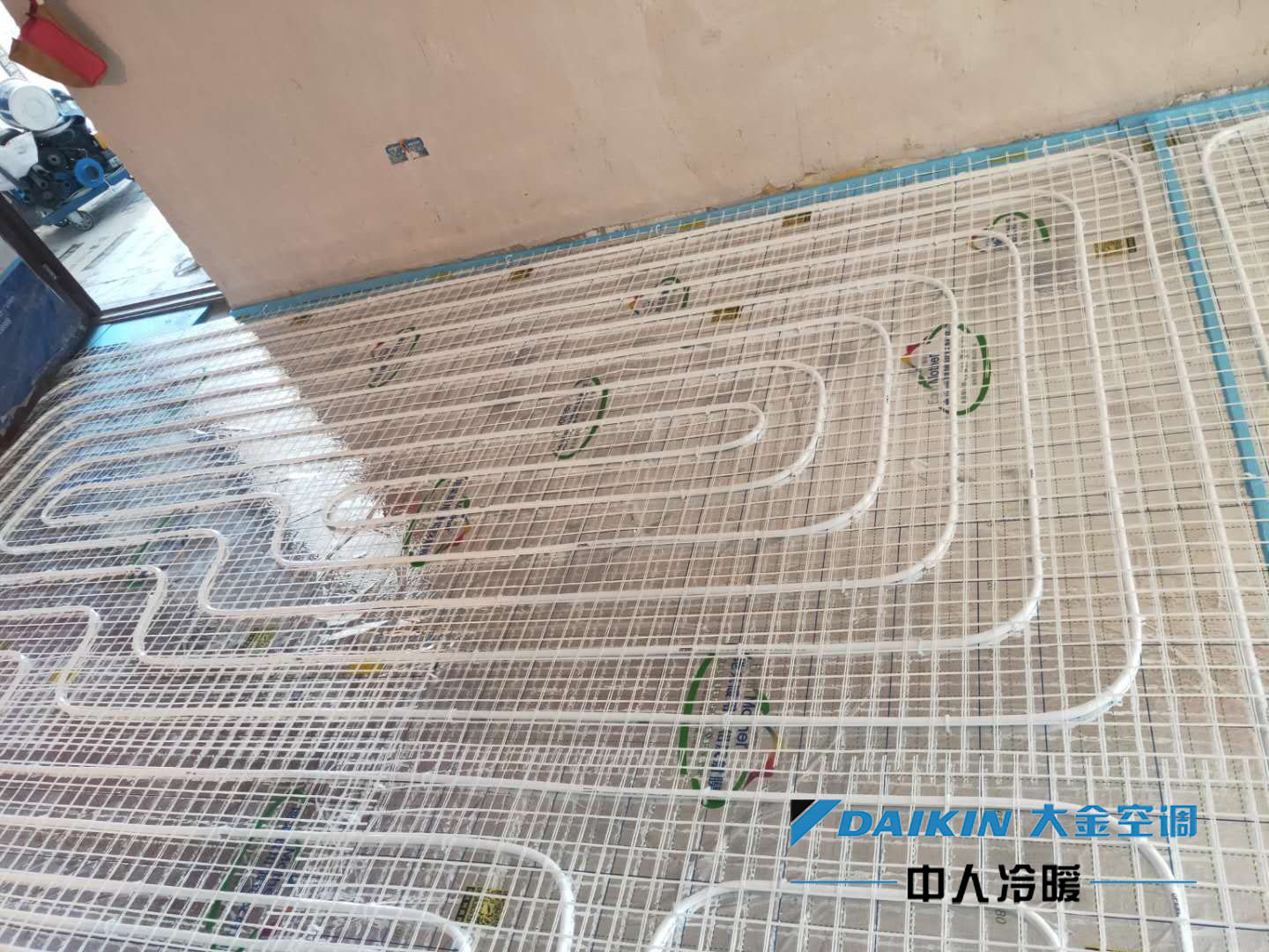 中人冷暖，舒适家 ★博世 地暖盘管结束★安装篇★御园三期24甲04户 咨询热线：0519-68952922